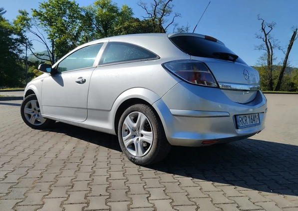 Opel Astra cena 10900 przebieg: 243000, rok produkcji 2009 z Ustrzyki Dolne małe 254